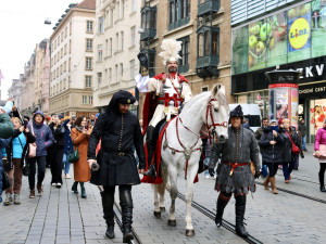 Lidé na náměstí Svobody koštují Svatomartinské víno, sešly se jich stovky