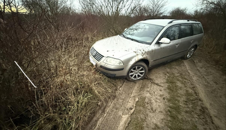 řidiči uvázli na blátivé cestě