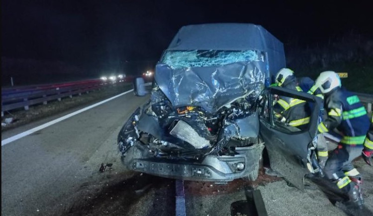 Dálnici D3 uzavřela nehoda dodávky a náklaďáku