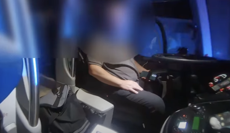 VIDEO: Na opilého řidiče autobusu zavolali policii sami cestující. Nadýchal 2,66 promile