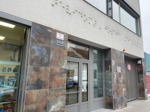 Nevidomí a jejich překážky. Lidé si mohli vyzkoušet život ve tmě