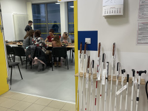 Nevidomí a jejich překážky. Lidé si mohli vyzkoušet život ve tmě