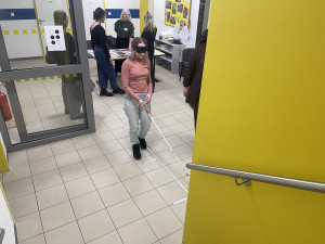 Nevidomí a jejich překážky. Lidé si mohli vyzkoušet život ve tmě