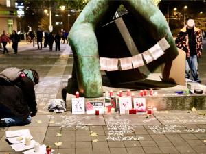 Aktivisté se sešli před Nejvyšším správním soudem při pietě za oběti z Gazy a Súdánu