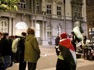 Aktivisté se sešli před Nejvyšším správním soudem při pietě za oběti z Gazy a Súdánu