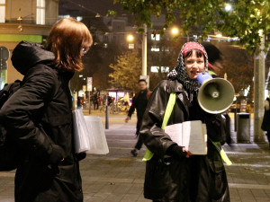 Aktivisté se sešli před Nejvyšším správním soudem při pietě za oběti z Gazy a Súdánu