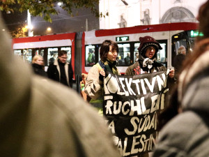 Aktivisté se sešli před Nejvyšším správním soudem při pietě za oběti z Gazy a Súdánu