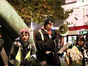 Aktivisté se sešli před Nejvyšším správním soudem při pietě za oběti z Gazy a Súdánu