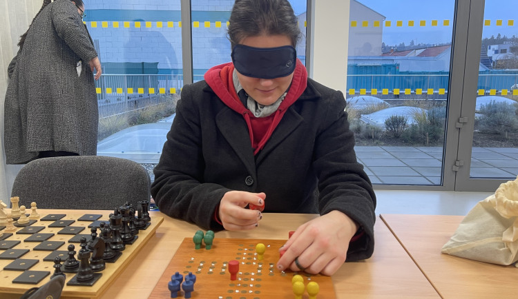 Nevidomí a jejich překážky. Lidé si mohli vyzkoušet život ve tmě