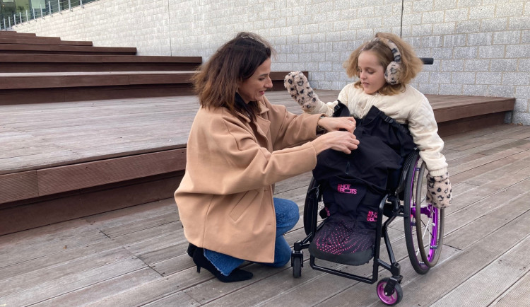 Revoluce pro vozíčkáře. Díky vyhřívaným návlekům jim už v zimě nebudou mrznout nohy