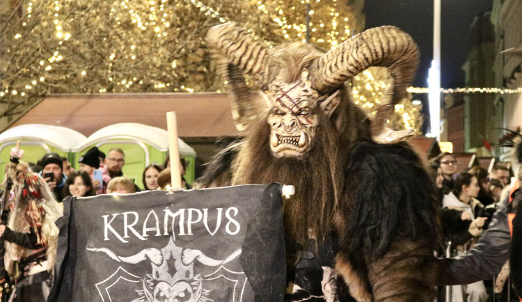 FOTO: Průvod čertů a koncerty zahájily Vánoce Brno, příští týden se přidá zbytek města