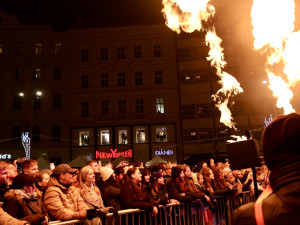 FOTO: Průvod čertů a koncerty zahájily Vánoce Brno, příští týden se přidá zbytek města