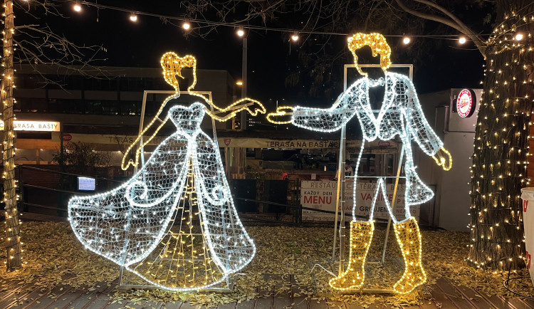 FOTO: Ulice Bašty ožila Vánocemi. Lidé obdivují svítící Popelku, prince i kočár