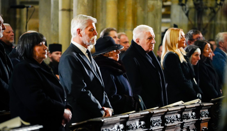Pohřbu kardinála Duky se v katedrále sv. Víta účastnily stovky lidí, přišel i prezident