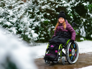 Revoluce pro vozíčkáře. Díky vyhřívaným návlekům jim už v zimě nebudou mrznout nohy