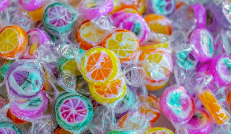 Muž chtěl nakrást kávu a sladkosti. Vylomil při tom dveře obchodu