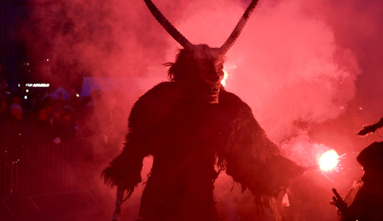 FOTOGALERIE: Malá Krampus show prošla Brnem, podívat se přišly stovky lidí