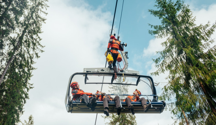 VIDEO: Zaseknutá lanovka a slaňování lidí. Hasiči trénovali ve SKI areálu Bílá
