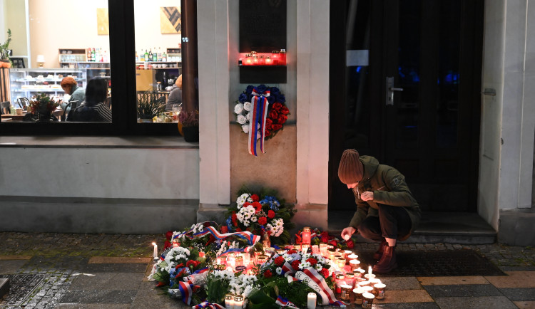 FOTO: 17. listopad v Ostravě provázel chlad a déšť. Přišly stovky lidí