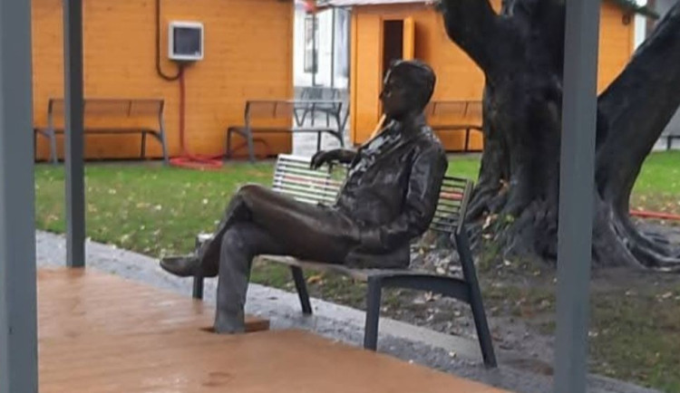 Nohy Jiří Wolkera zasahují do vánočního altánku v Prostějově. Montéři vyřezali díru v podlaze