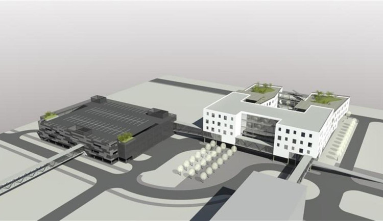 Parkovací dům u nemocnice má být o tři patra vyšší, tím nabídne přes sedm set míst