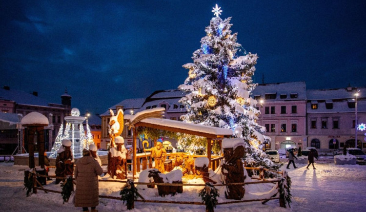 Klatovy chystají novou vánoční výzdobu i nasvícení Černé věže. Strom zatím roste v Lubech