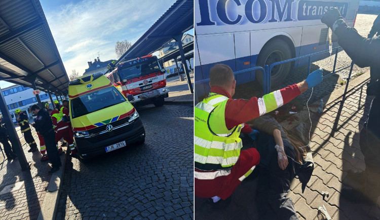 Muž na nádraží se zhroutil a začal silně krvácet. Strážníci mu poskytli první pomoc