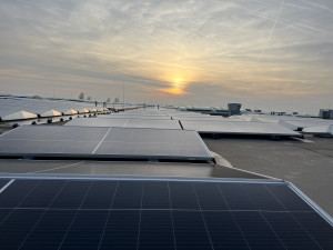 VIDEO: Na průmyslových halách v Brně a Blučině vyrostly obří solární elektrárny