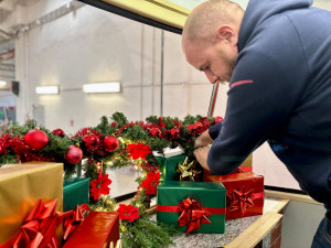 FOTO: Brněnský dopravce zdobí vánoční šalinu. Do ulic vyjede v sobotu