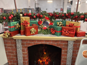 FOTO: Brněnský dopravce zdobí vánoční šalinu. Do ulic vyjede v sobotu