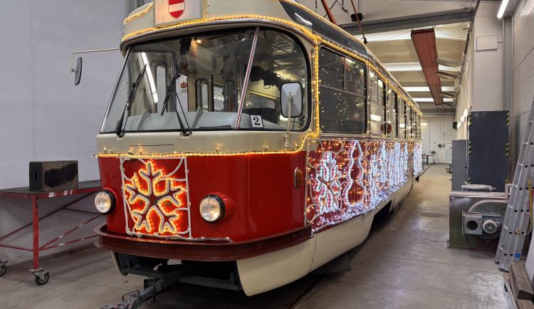 FOTO: Brněnský dopravce zdobí vánoční šalinu. Do ulic vyjede v sobotu