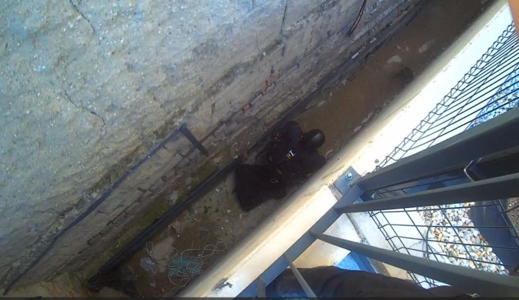 VIDEO: Čtyřměsíční kocourek zapadl do stavebního výkopu. Slanil za ním strážník