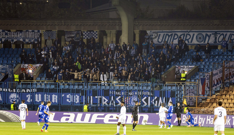 VIDEO: Čtvrt milionu a podmínka za incident v Jerevanu. Trest od UEFA zaskočil fanoušky Sigmy