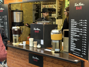 Punč, langoš a dobrý skutek. Na Svoboďáku a Moraváku mají stánky i neziskovky