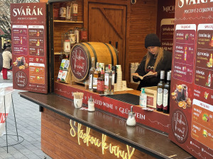 Punč, langoš a dobrý skutek. Na Svoboďáku a Moraváku mají stánky i neziskovky