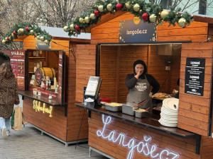 Punč, langoš a dobrý skutek. Na Svoboďáku a Moraváku mají stánky i neziskovky