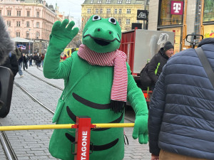 VIDEO: Vánoční Trhy v Brně střeží nové zábrany, slouží proti nájezdu aut do lidí