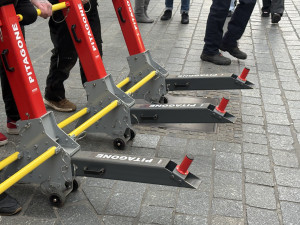 VIDEO: Vánoční Trhy v Brně střeží nové zábrany, slouží proti nájezdu aut do lidí