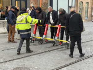 VIDEO: Vánoční Trhy v Brně střeží nové zábrany, slouží proti nájezdu aut do lidí
