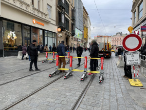 VIDEO: Vánoční Trhy v Brně střeží nové zábrany, slouží proti nájezdu aut do lidí