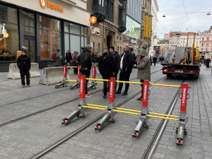 VIDEO: Vánoční Trhy v Brně střeží nové zábrany, slouží proti nájezdu aut do lidí