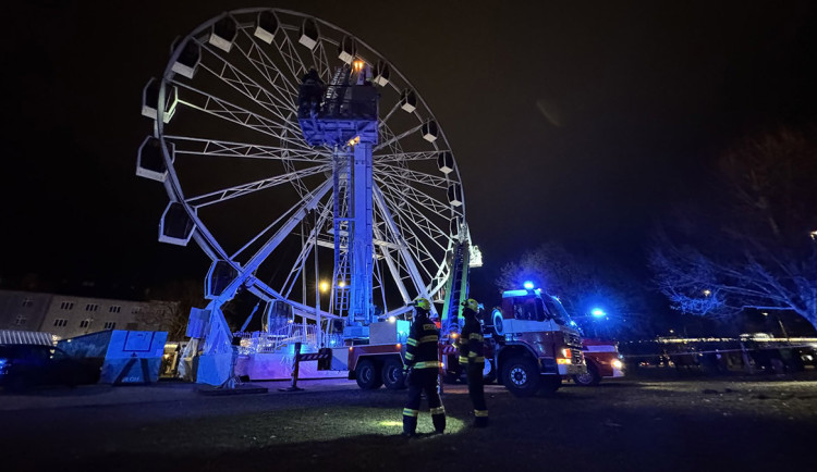 V Olomouci se zaseklo vyhlídkové kolo, lidi z kabinek evakuovali hasiči