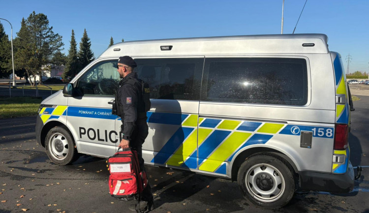 Policista z Prahy jel navštívit syna do Ostravy, společně zachránili život muži