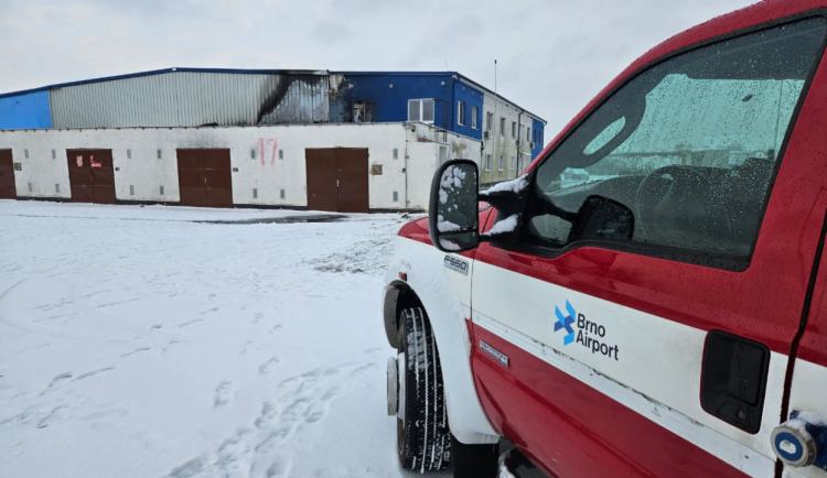 Hasiči likvidovali požár na brněnském letišti, hořelo v opravárenském hangáru