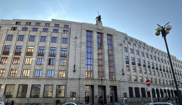 ČNB zvýší v roce 2026 průměrné mzdy zaměstnanců o 4,9 %