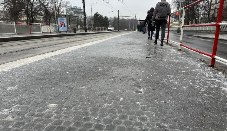 Praze hrozí ledovka, může zkomplikovat ranní cestování