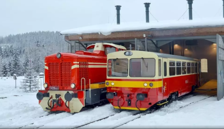 O adventu vyjedou nostalgické vlaky. Mikulášský, Orchestrion i parní