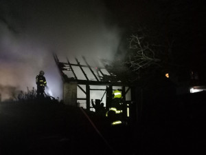 V Poštorné shořela stodola s autem za milion, při zásahu se zranil hasič