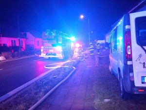 V Poštorné shořela stodola s autem za milion, při zásahu se zranil hasič