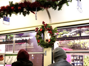 FOTO: Vánoční šalina znovu projíždí brněnskými ulicemi, zaveze vás až na nádraží